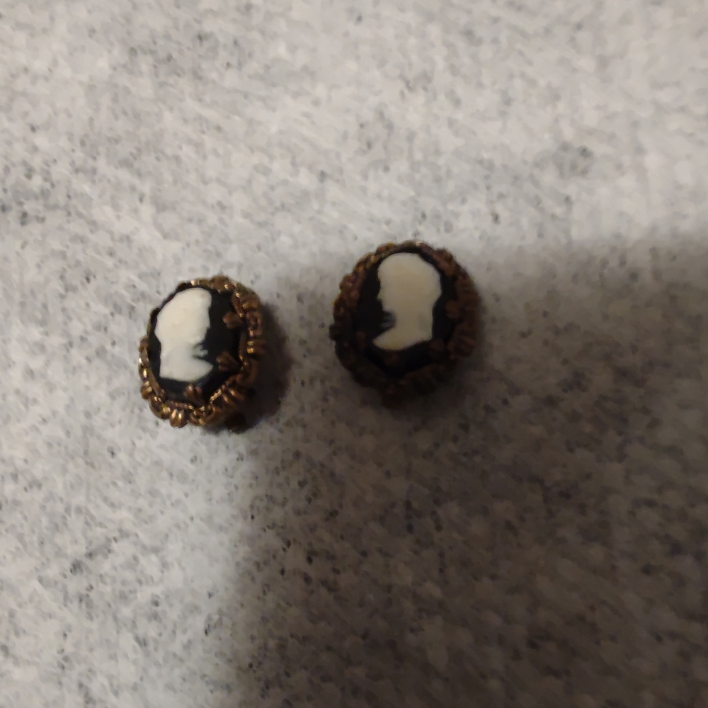VINTAGE PAIR OF CAMEO CLIP ON EARRINGS.